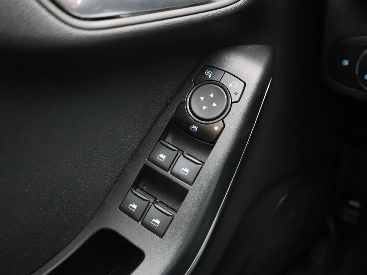 1.0 EcoBoost Hybrid Titanium | Cruise Control | Parkeersensoren Achter | Apple Carplay/Android Auto | Airco |