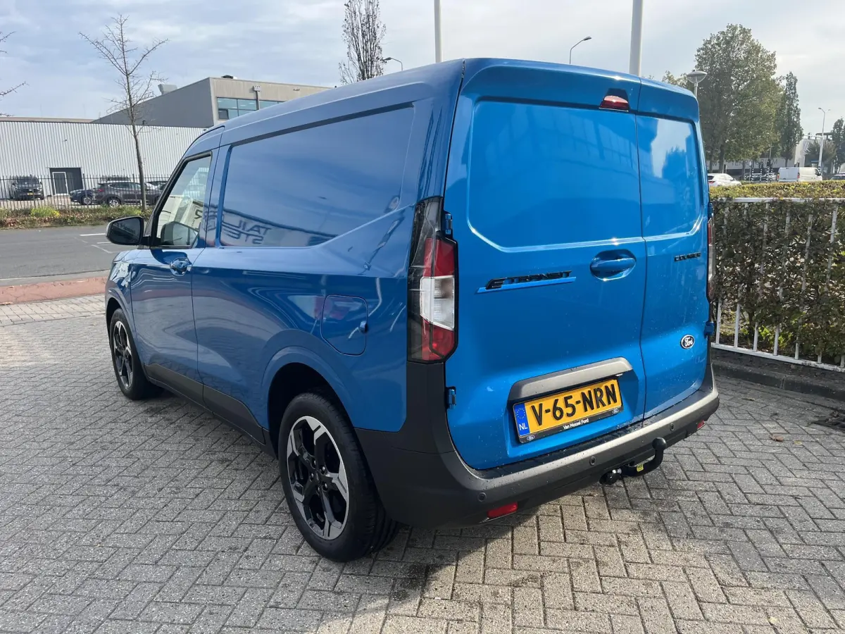 Cour. Limited 44 kWh | Adaptive Cruise Ctrl. | Trekhaak | Achteruitrijcamera | 17'' LMV | Navigatie | Draadloze Oplader |