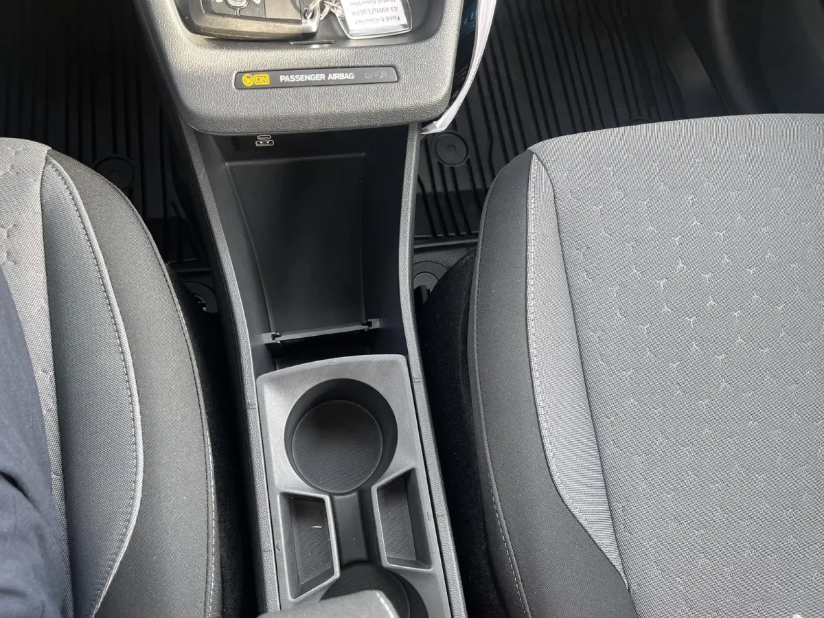 Cour. Limited 44 kWh | Adaptive Cruise Ctrl. | Trekhaak | Achteruitrijcamera | 17'' LMV | Navigatie | Draadloze Oplader |