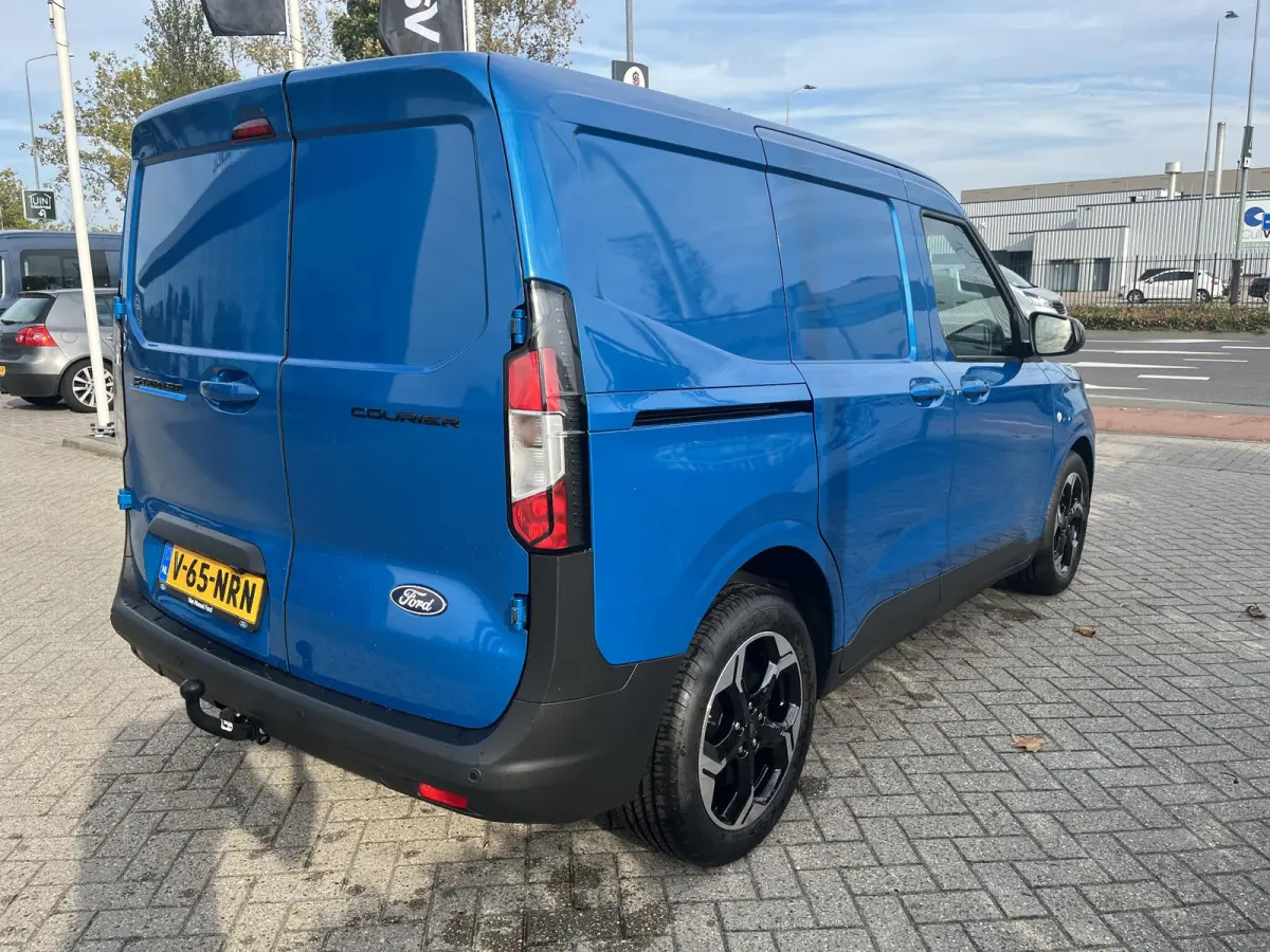 Cour. Limited 44 kWh | Adaptive Cruise Ctrl. | Trekhaak | Achteruitrijcamera | 17'' LMV | Navigatie | Draadloze Oplader |
