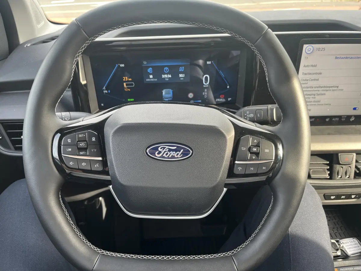 Cour. Limited 44 kWh | Adaptive Cruise Ctrl. | Trekhaak | Achteruitrijcamera | 17'' LMV | Navigatie | Draadloze Oplader |