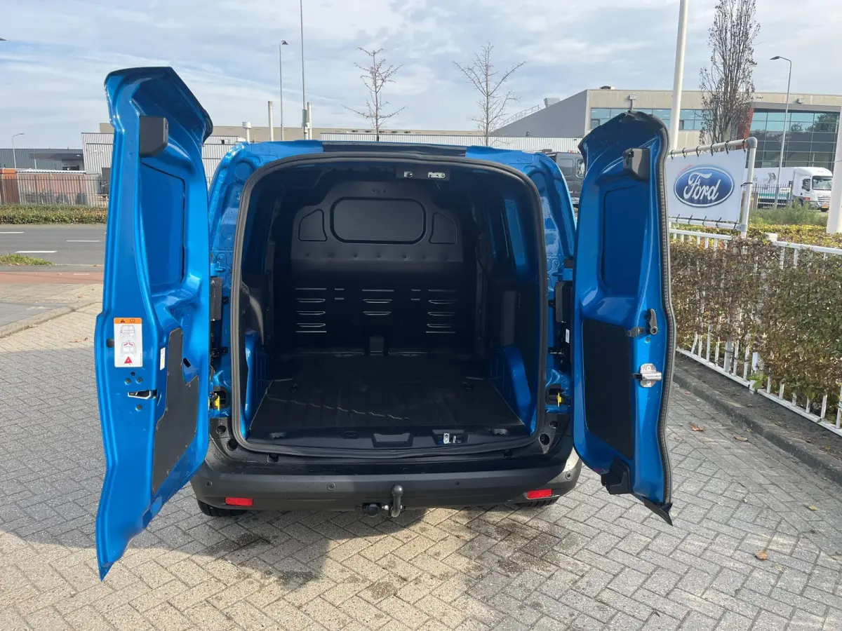 Cour. Limited 44 kWh | Adaptive Cruise Ctrl. | Trekhaak | Achteruitrijcamera | 17'' LMV | Navigatie | Draadloze Oplader |