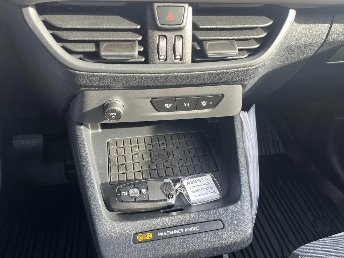 Cour. Limited 44 kWh | Adaptive Cruise Ctrl. | Trekhaak | Achteruitrijcamera | 17'' LMV | Navigatie | Draadloze Oplader |