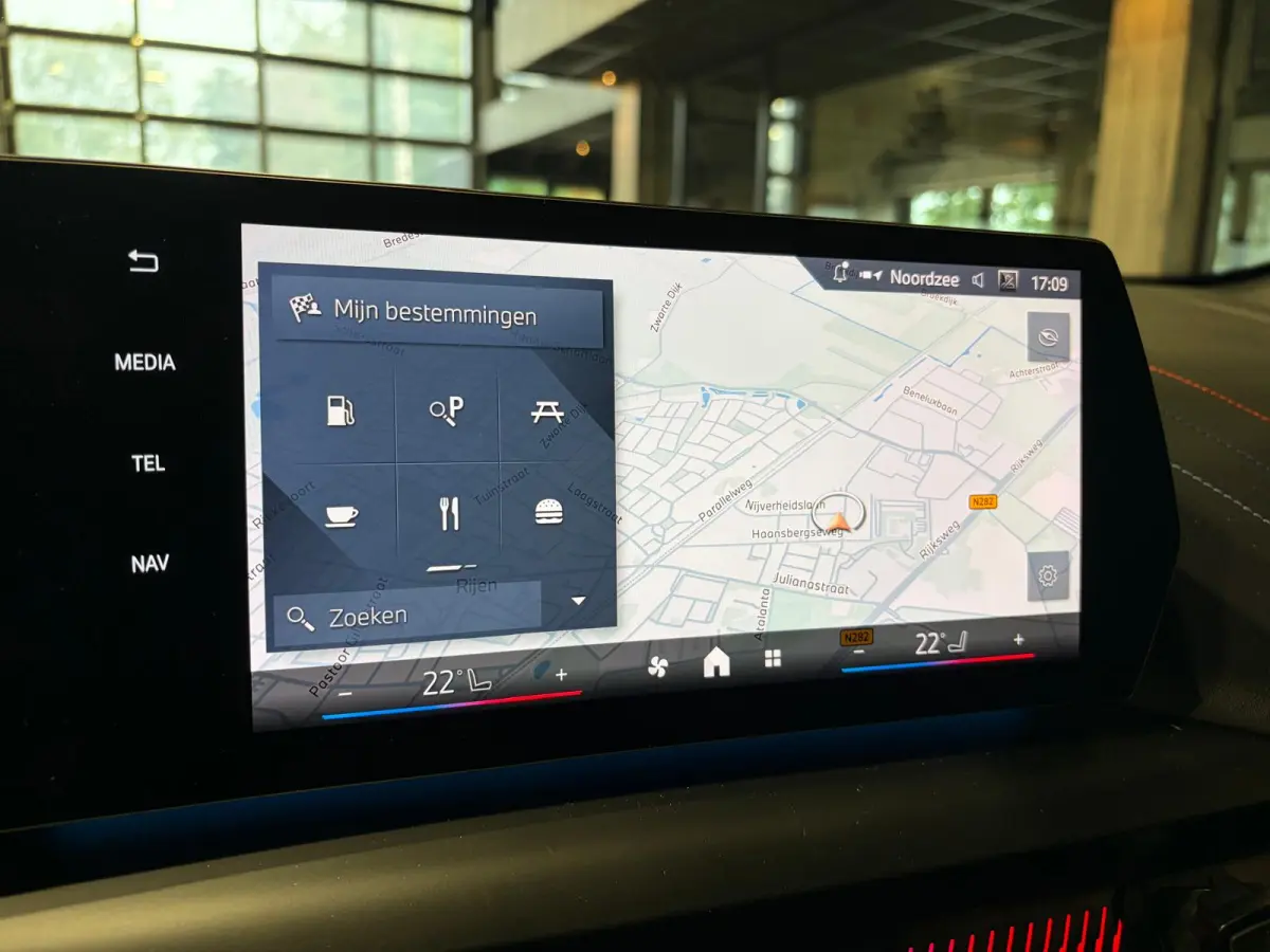 120 M Sport Design Edition Panoramadak | Stoelverwarming | Camera | Carplay