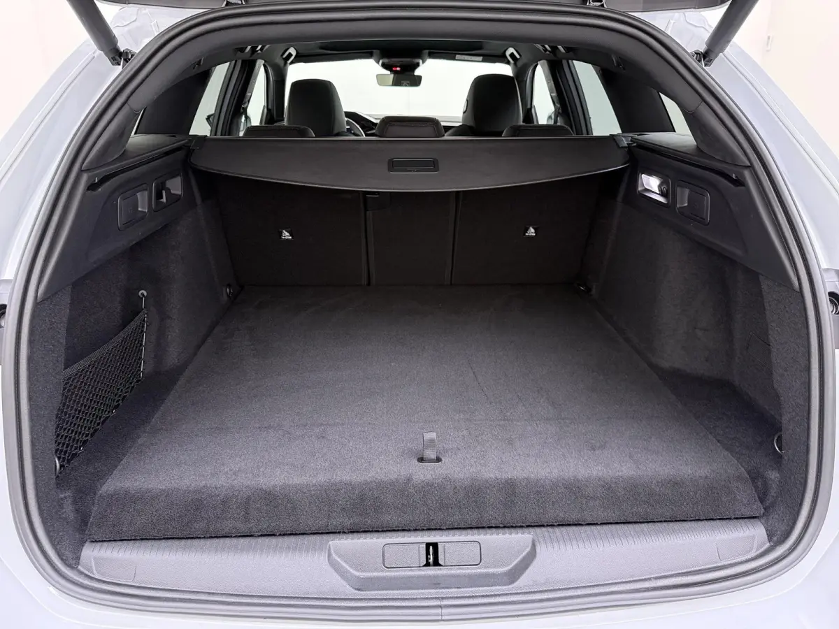 GT 195pk Plugin-Hybrid automaat | Demo | Navigatie | Panoramisch schuifdak | Focal HiFi systeem | Camera rondom | Cruise control adaptief | Lichtmetalen velgen | Elektrische achterklep | App