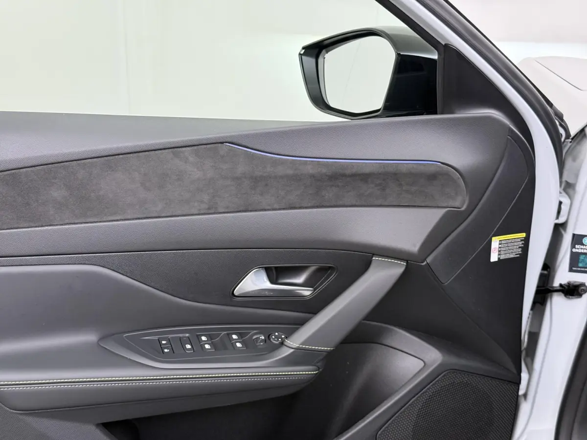 GT 195pk Plugin-Hybrid automaat | Demo | Navigatie | Panoramisch schuifdak | Focal HiFi systeem | Camera rondom | Cruise control adaptief | Lichtmetalen velgen | Elektrische achterklep | App