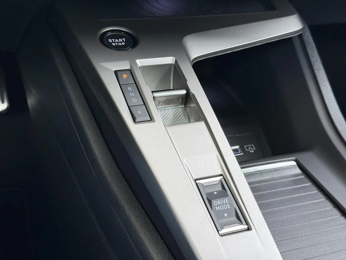 GT 195pk Plugin-Hybrid automaat | Demo | Navigatie | Panoramisch schuifdak | Focal HiFi systeem | Camera rondom | Cruise control adaptief | Lichtmetalen velgen | Elektrische achterklep | App