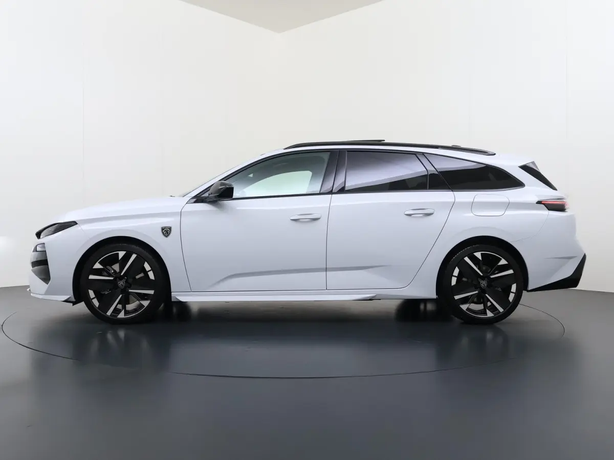 GT 195pk Plugin-Hybrid automaat | Demo | Navigatie | Panoramisch schuifdak | Focal HiFi systeem | Camera rondom | Cruise control adaptief | Lichtmetalen velgen | Elektrische achterklep | App