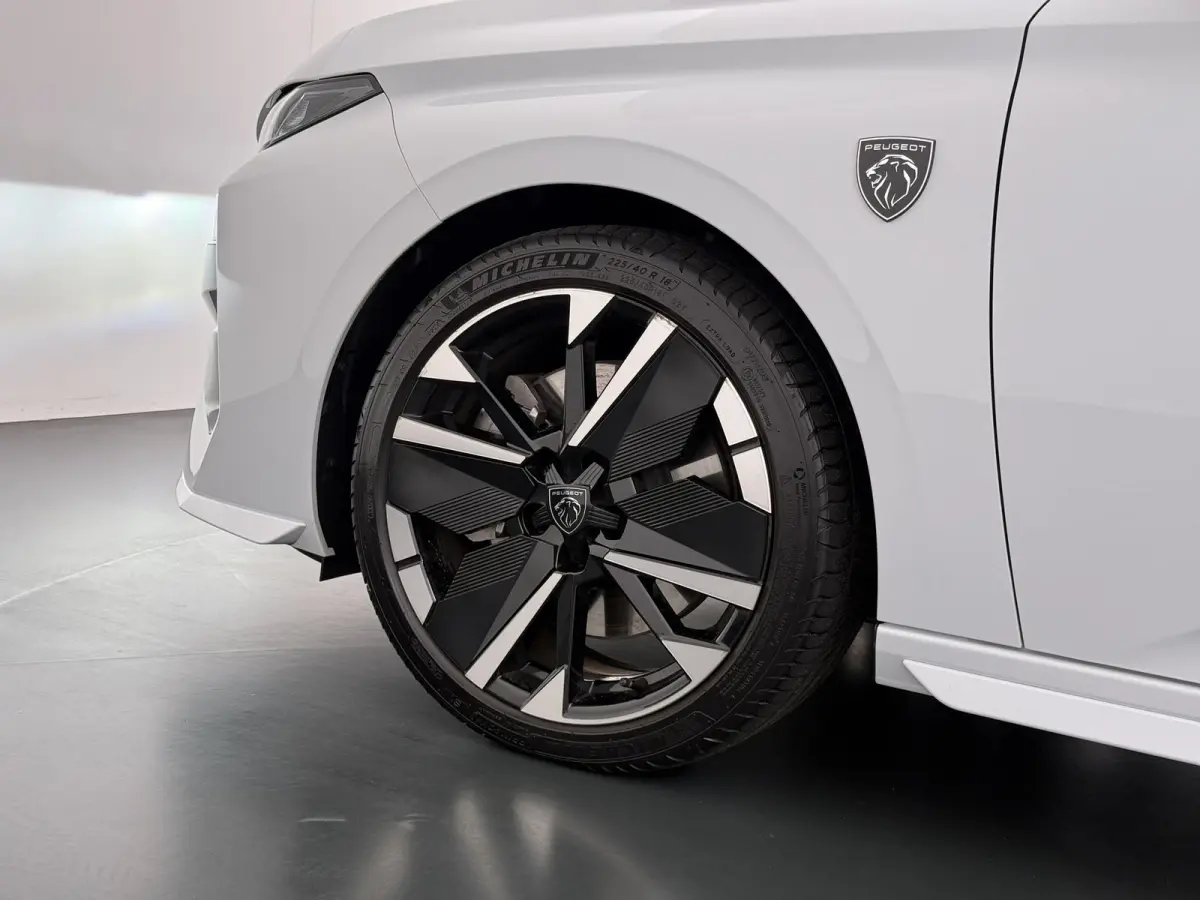 GT 195pk Plugin-Hybrid automaat | Demo | Navigatie | Panoramisch schuifdak | Focal HiFi systeem | Camera rondom | Cruise control adaptief | Lichtmetalen velgen | Elektrische achterklep | App