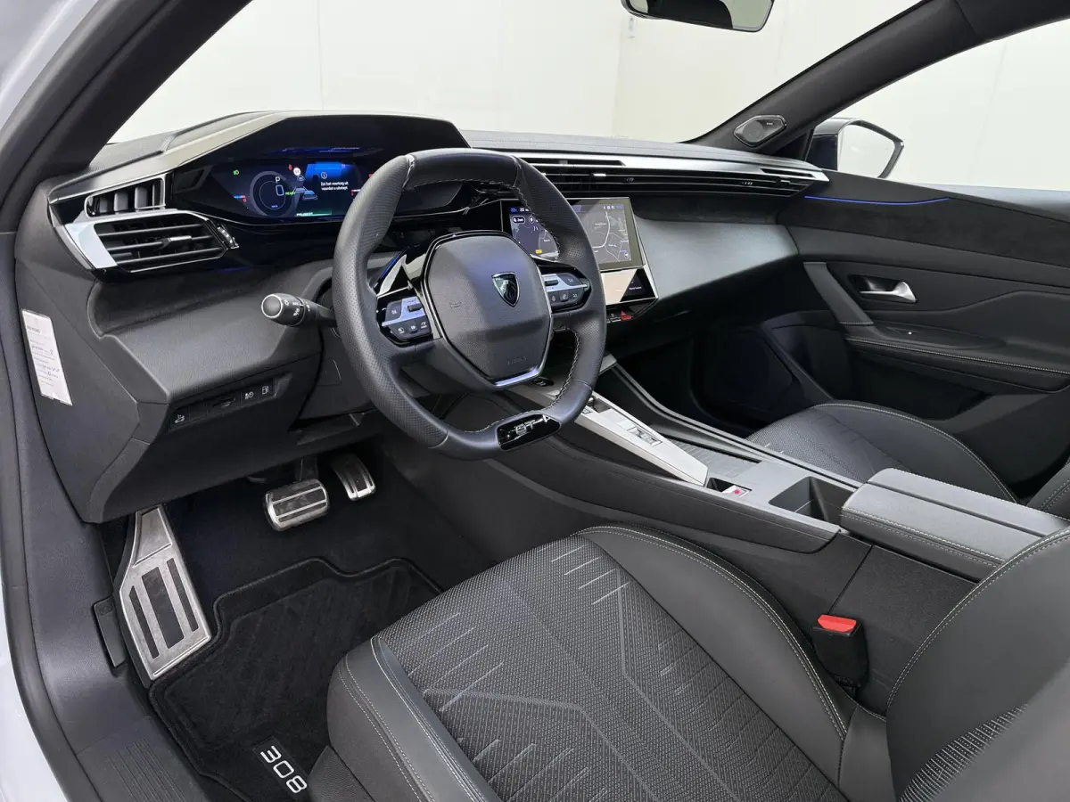 GT 195pk Plugin-Hybrid automaat | Demo | Navigatie | Panoramisch schuifdak | Focal HiFi systeem | Camera rondom | Cruise control adaptief | Lichtmetalen velgen | Elektrische achterklep | App
