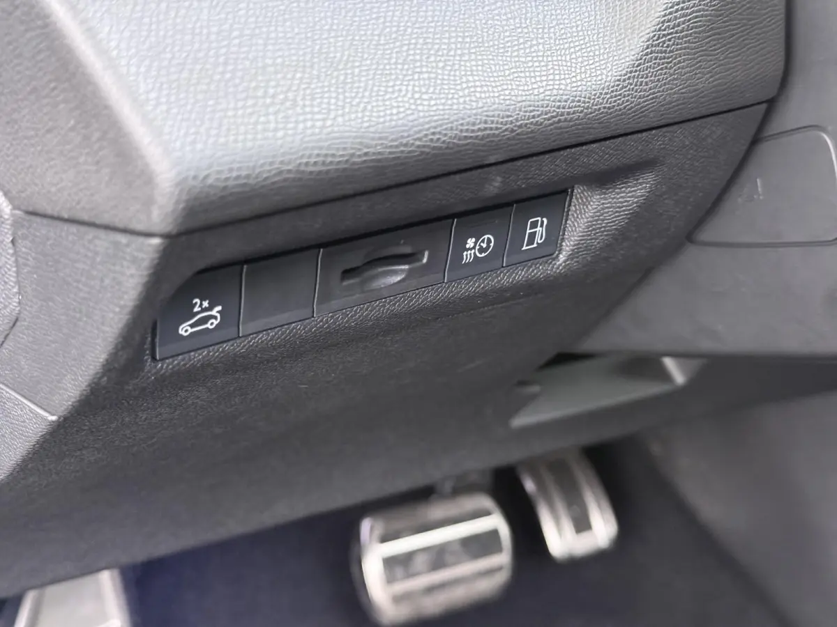 GT 195pk Plugin-Hybrid automaat | Demo | Navigatie | Panoramisch schuifdak | Focal HiFi systeem | Camera rondom | Cruise control adaptief | Lichtmetalen velgen | Elektrische achterklep | App