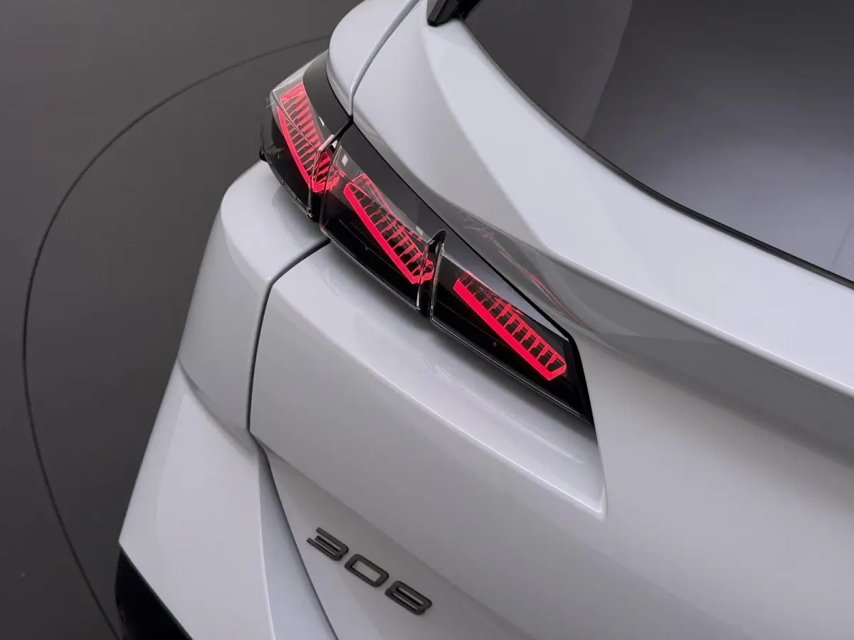 GT 195pk Plugin-Hybrid automaat | Demo | Navigatie | Panoramisch schuifdak | Focal HiFi systeem | Camera rondom | Cruise control adaptief | Lichtmetalen velgen | Elektrische achterklep | App