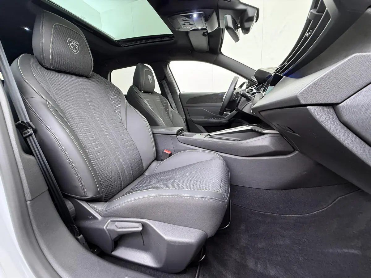 GT 195pk Plugin-Hybrid automaat | Demo | Navigatie | Panoramisch schuifdak | Focal HiFi systeem | Camera rondom | Cruise control adaptief | Lichtmetalen velgen | Elektrische achterklep | App