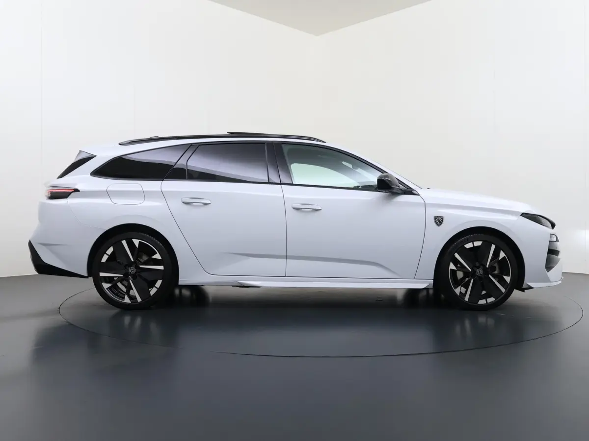 GT 195pk Plugin-Hybrid automaat | Demo | Navigatie | Panoramisch schuifdak | Focal HiFi systeem | Camera rondom | Cruise control adaptief | Lichtmetalen velgen | Elektrische achterklep | App
