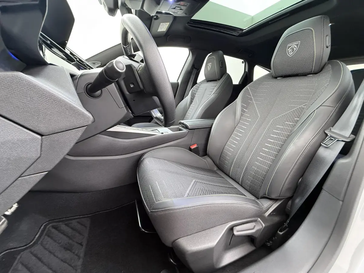 GT 195pk Plugin-Hybrid automaat | Demo | Navigatie | Panoramisch schuifdak | Focal HiFi systeem | Camera rondom | Cruise control adaptief | Lichtmetalen velgen | Elektrische achterklep | App
