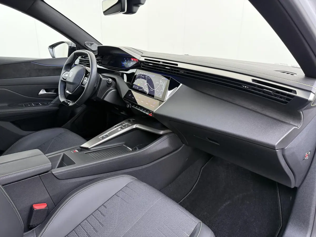 GT 195pk Plugin-Hybrid automaat | Demo | Navigatie | Panoramisch schuifdak | Focal HiFi systeem | Camera rondom | Cruise control adaptief | Lichtmetalen velgen | Elektrische achterklep | App