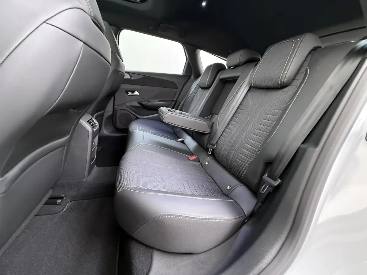 GT 195pk Plugin-Hybrid automaat | Demo | Navigatie | Panoramisch schuifdak | Focal HiFi systeem | Camera rondom | Cruise control adaptief | Lichtmetalen velgen | Elektrische achterklep | App