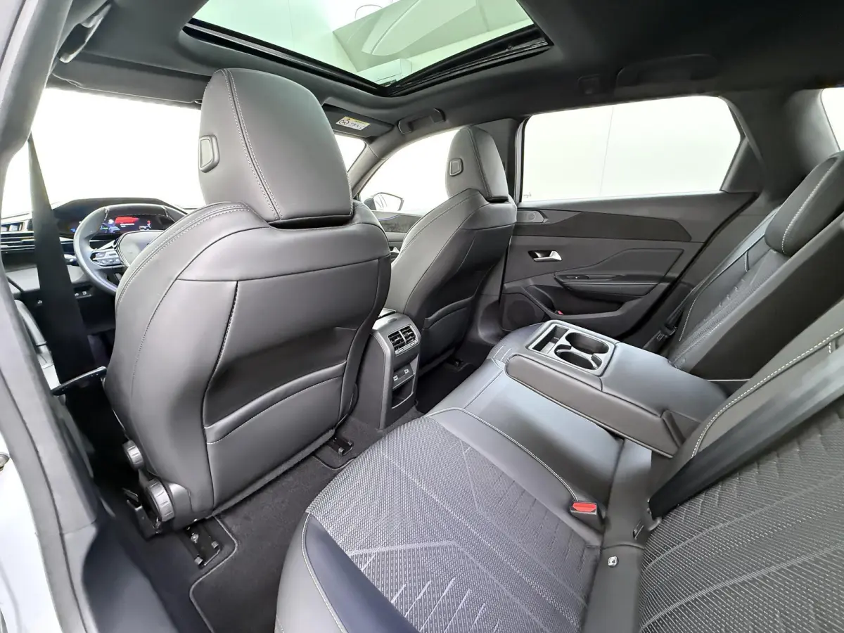 GT 195pk Plugin-Hybrid automaat | Demo | Navigatie | Panoramisch schuifdak | Focal HiFi systeem | Camera rondom | Cruise control adaptief | Lichtmetalen velgen | Elektrische achterklep | App