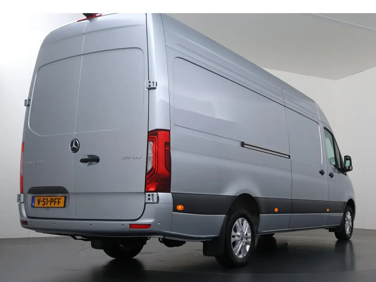 317 CDI | AUT. | L3 H2 | DISTRONIC PLUS | 3-ZITS | SCHUIFDEUR L+R | NAVIGATIE | PARKEERCAMERA | CERTIFIED