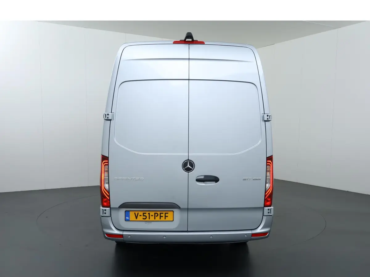 317 CDI | AUT. | L3 H2 | DISTRONIC PLUS | 3-ZITS | SCHUIFDEUR L+R | NAVIGATIE | PARKEERCAMERA | CERTIFIED