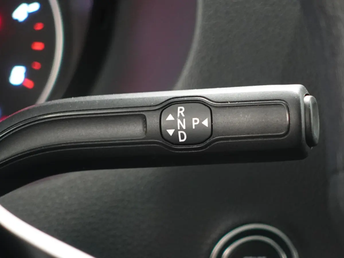 315 Automaat Bakwagen Laadklep Meubelbak Airco Cruise Control Camera Apple Carplay Navigatie