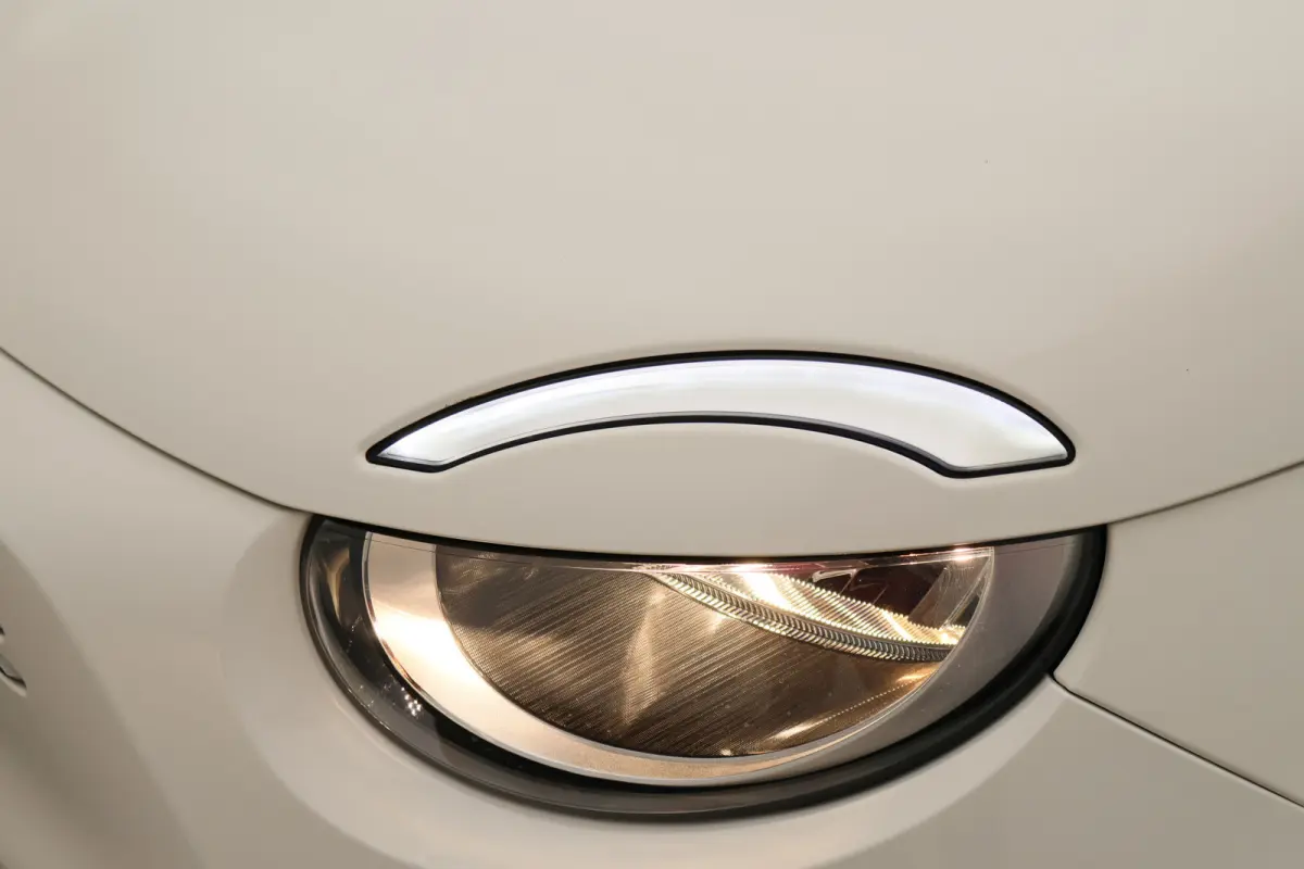 Icon 42 kWh Cabrio Virtual Cockpit, Camera, Cruise, Apple Carplay, Climate, Stoelverwarming, 16''