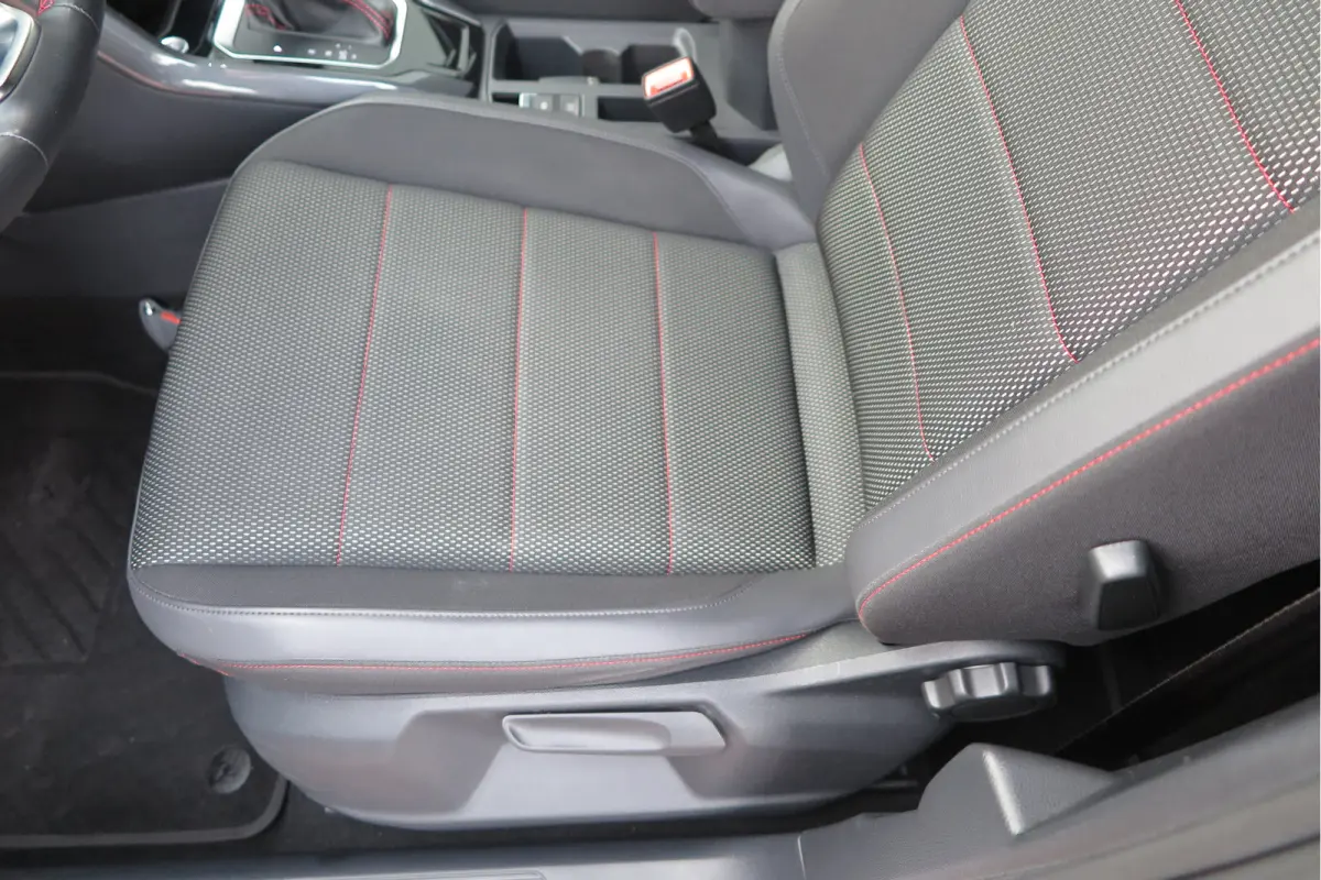 1.5 TSI 150pk DSG Sport Business R-Line Keyless, LED,Camera, Virtual cockpit,Navigatie, Stoelverwarming, Electr. Achterklep. Schakelmogelijkheid aan stuurwiel, etc