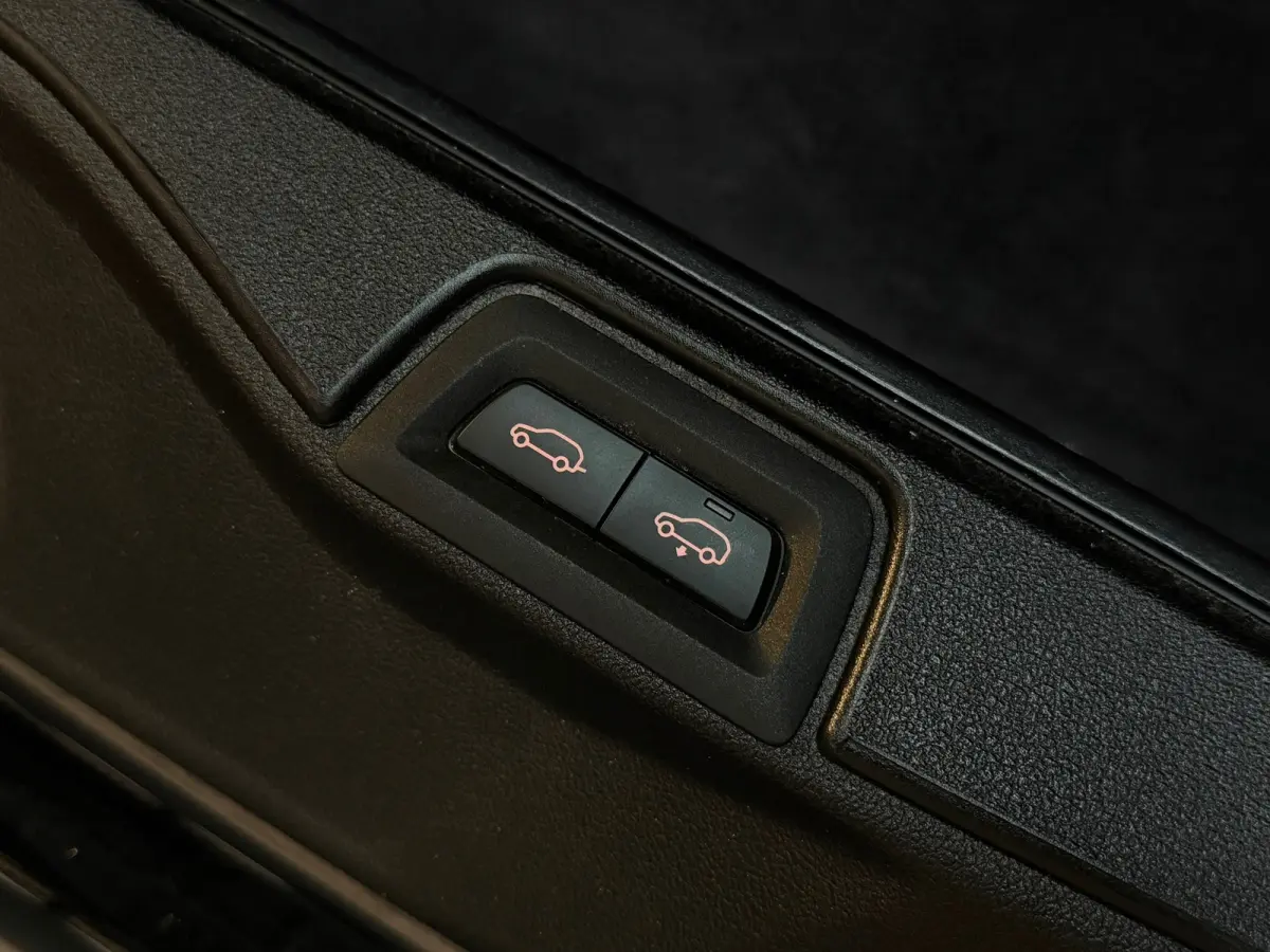 XDrive50e M-SPORT|PANO|H&K|SOFTCLOSE|HuD|360 CAMERA|MEMORY|KEYLESS|TREKHAAK|22INCH|489PK|BOMVOL!