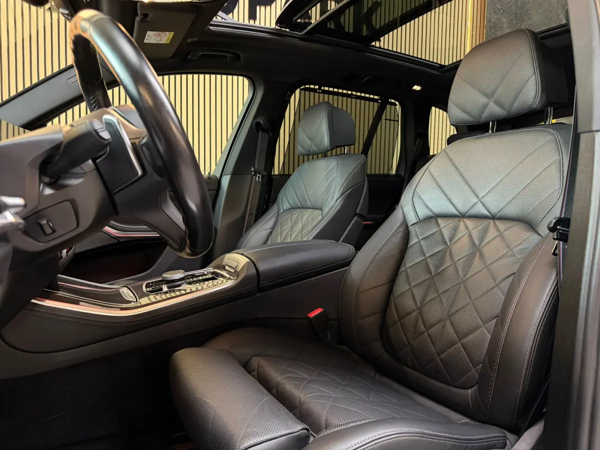 XDrive50e M-SPORT|PANO|H&K|SOFTCLOSE|HuD|360 CAMERA|MEMORY|KEYLESS|TREKHAAK|22INCH|489PK|BOMVOL!
