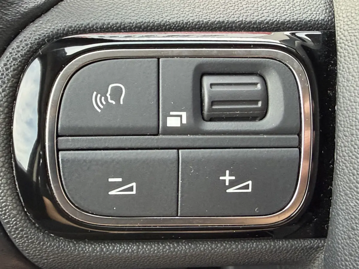 110pk Feel (Automatische Airco - Navigatie - Parkeersensoren - Apple Carplay - 16" Lichtmetalen velgen)