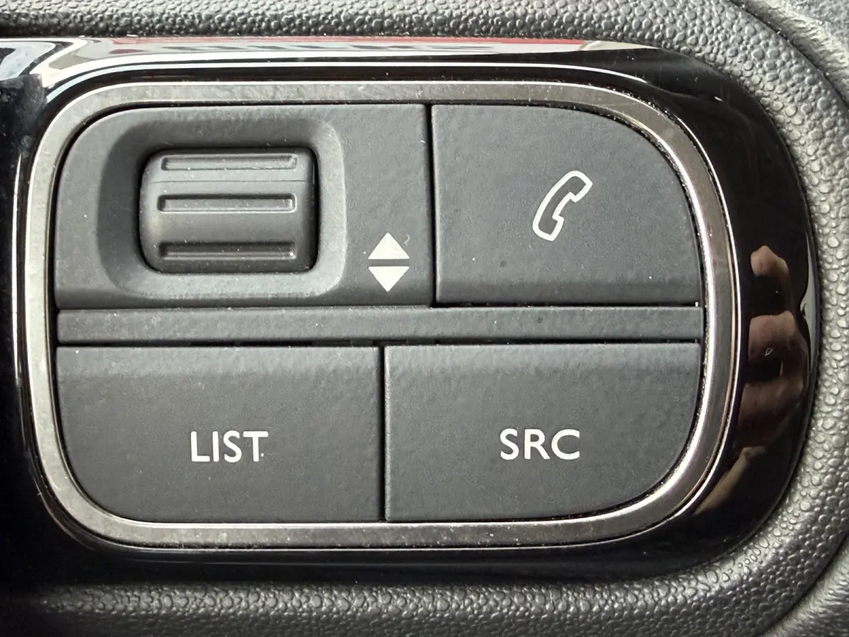 110pk Feel (Automatische Airco - Navigatie - Parkeersensoren - Apple Carplay - 16" Lichtmetalen velgen)