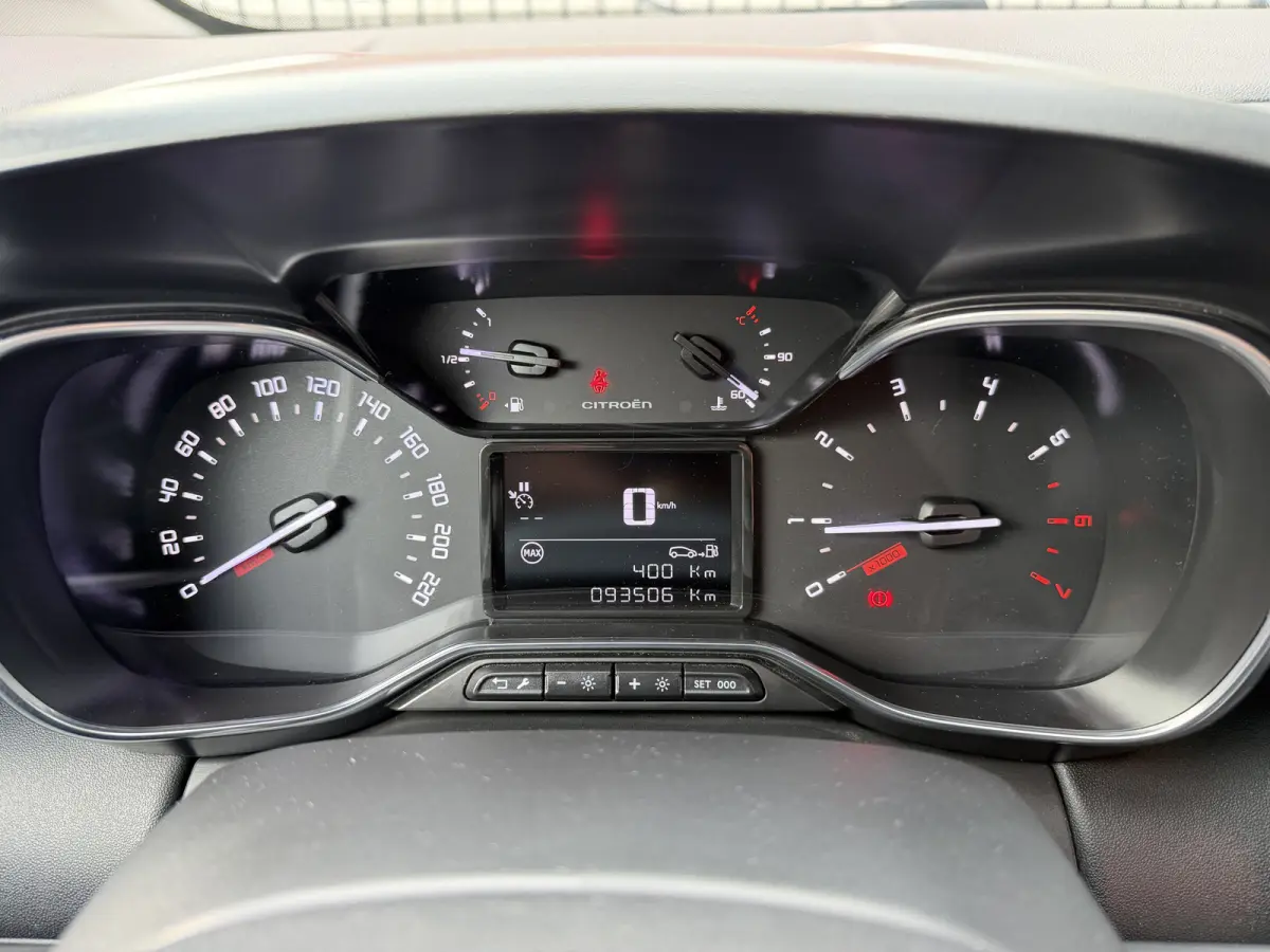 110pk Feel (Automatische Airco - Navigatie - Parkeersensoren - Apple Carplay - 16" Lichtmetalen velgen)