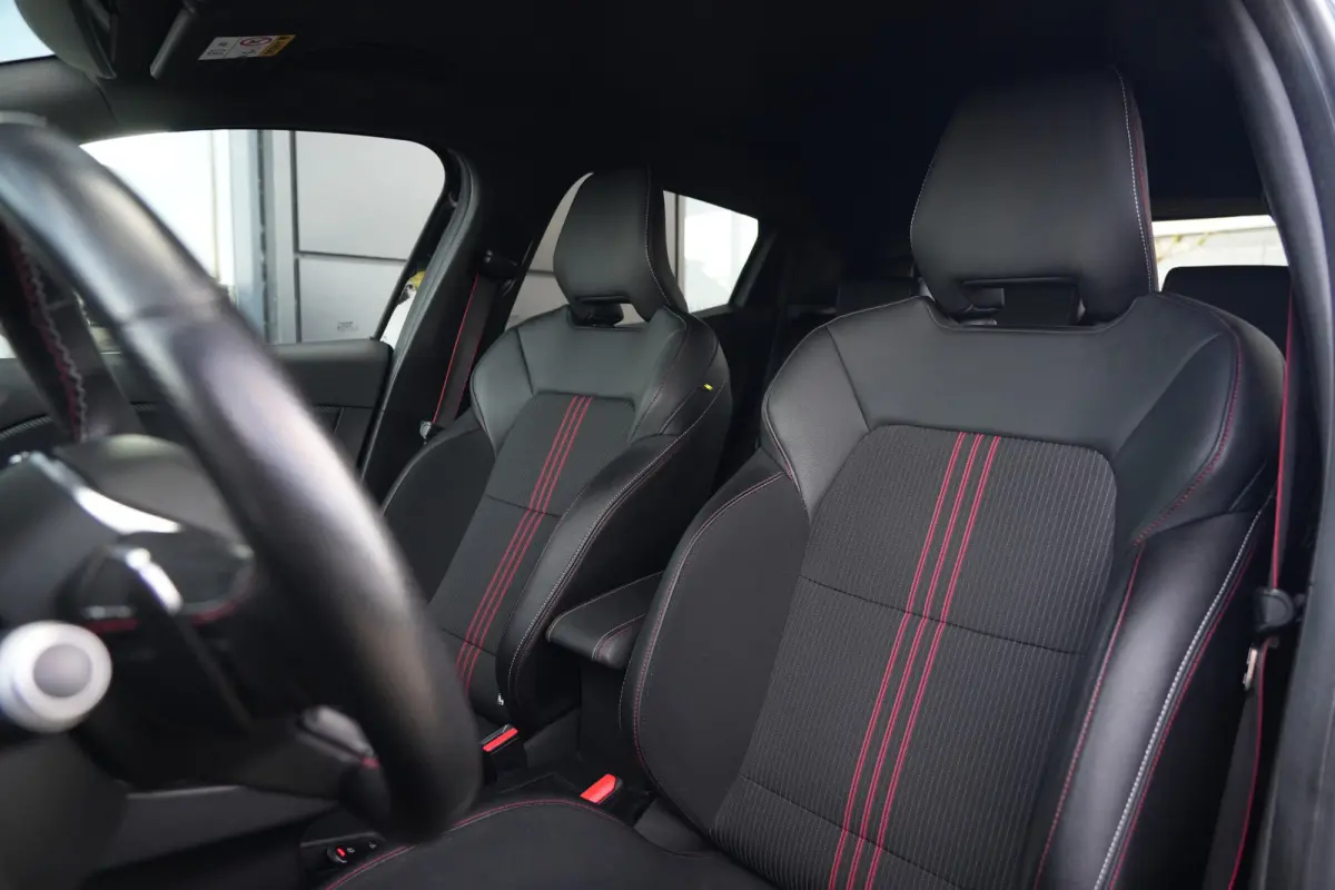 1.3 TCe R.S. Line | 131PK | Navigatie | Keyless entry/start | LED koplampen | Renault Clio 1.3 TCe R.S. Line 131 PK met 1.3-liter viercilinder benzinemotor, automatische 7-versnellingsbak, n