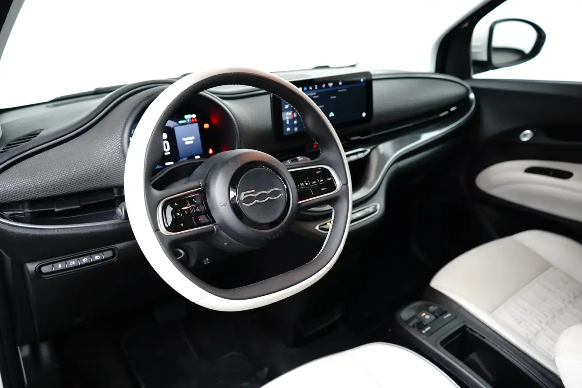 La Prima By Bocceli 42 kWh Navigatie | Parkeersensoren Achter | Lederen Bekleding | Climate | Cruise | LED | 17" Lichtmetaal | Airco (automatisch) | Apple Carplay/Android Auto|telefoonintegr