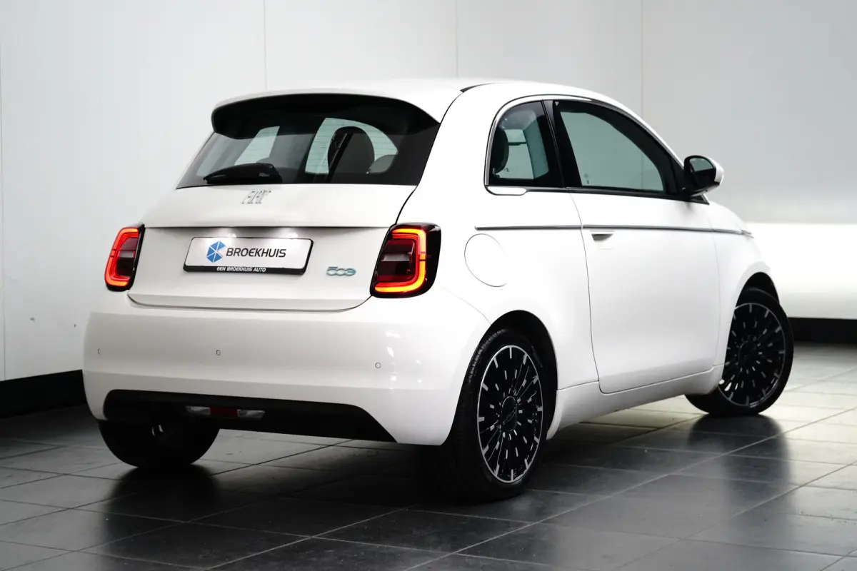 La Prima By Bocceli 42 kWh Navigatie | Parkeersensoren Achter | Lederen Bekleding | Climate | Cruise | LED | 17" Lichtmetaal | Airco (automatisch) | Apple Carplay/Android Auto|telefoonintegr