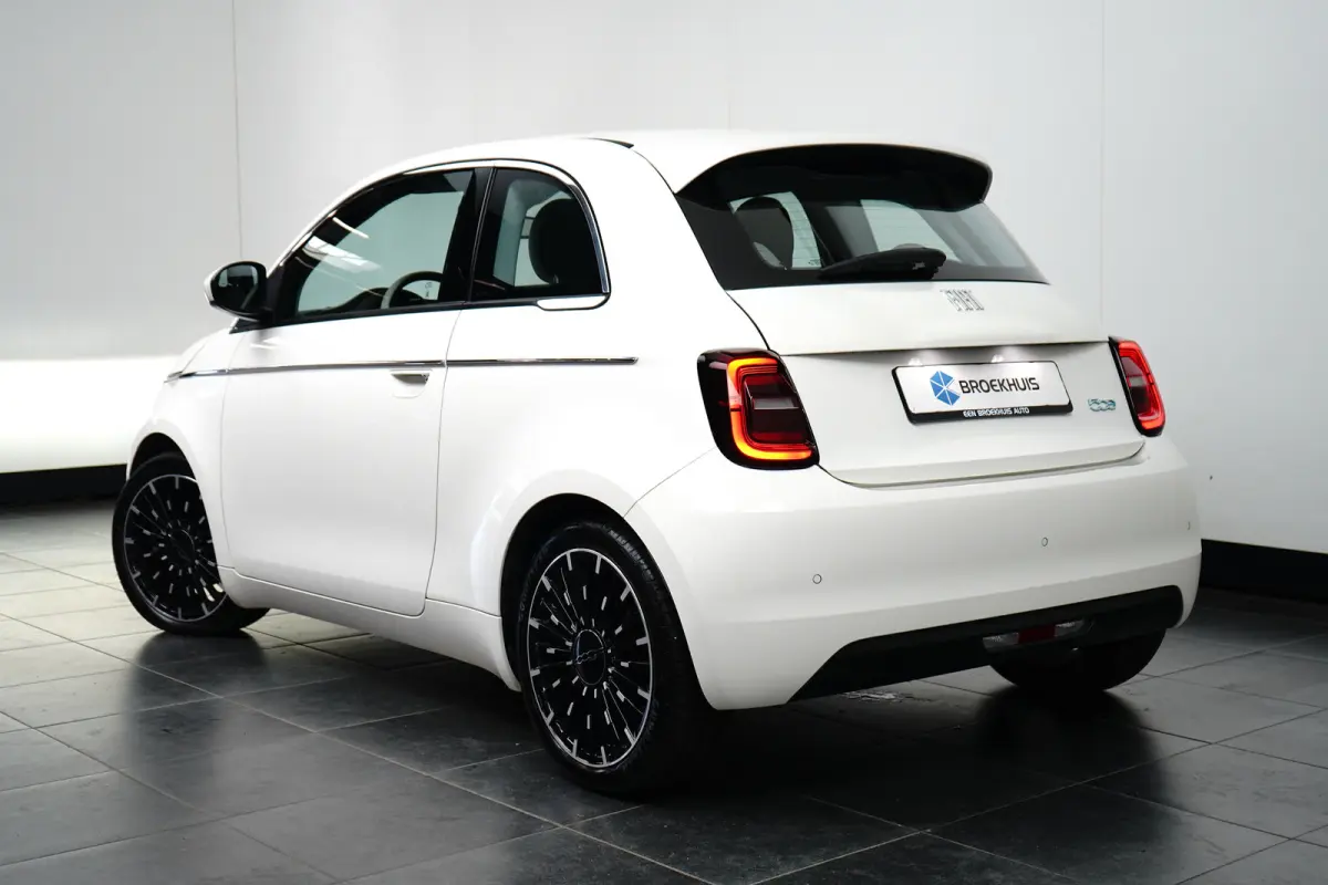 La Prima By Bocceli 42 kWh Navigatie | Parkeersensoren Achter | Lederen Bekleding | Climate | Cruise | LED | 17" Lichtmetaal | Airco (automatisch) | Apple Carplay/Android Auto|telefoonintegr