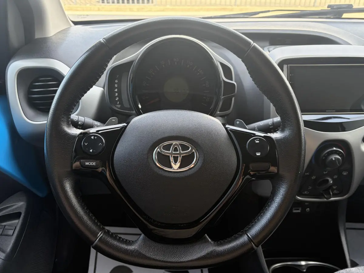 1.0 VVT-i x-play | Automaat | Airco | Apple Carplay | Achteruitrijcamera | Onderhouden | NAP | Mooie auto!!!