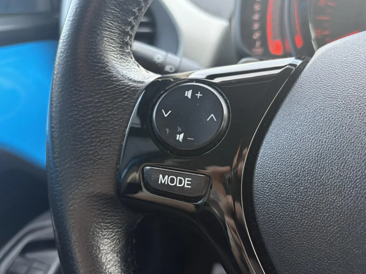 1.0 VVT-i x-play | Automaat | Airco | Apple Carplay | Achteruitrijcamera | Onderhouden | NAP | Mooie auto!!!