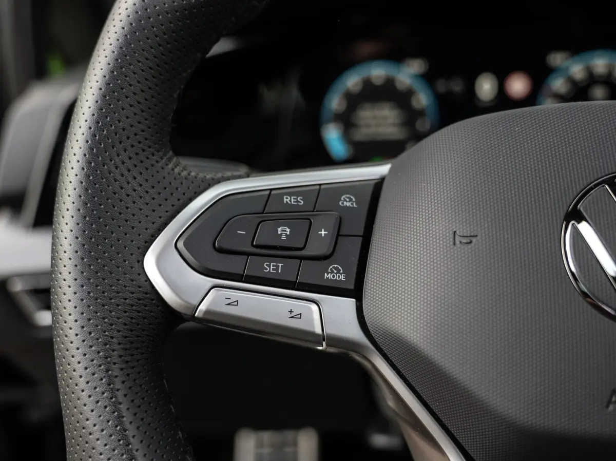 1.5 TSI R-Line Edition | Pano | Camera | Drive Assist | BTW