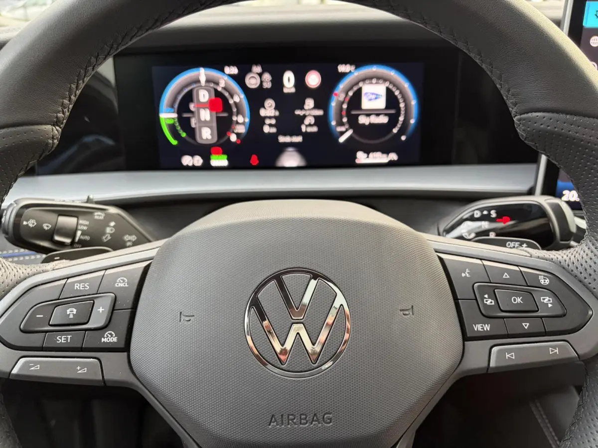 1.5 eHybrid R-Line Ed. / Trekhaak / Pano