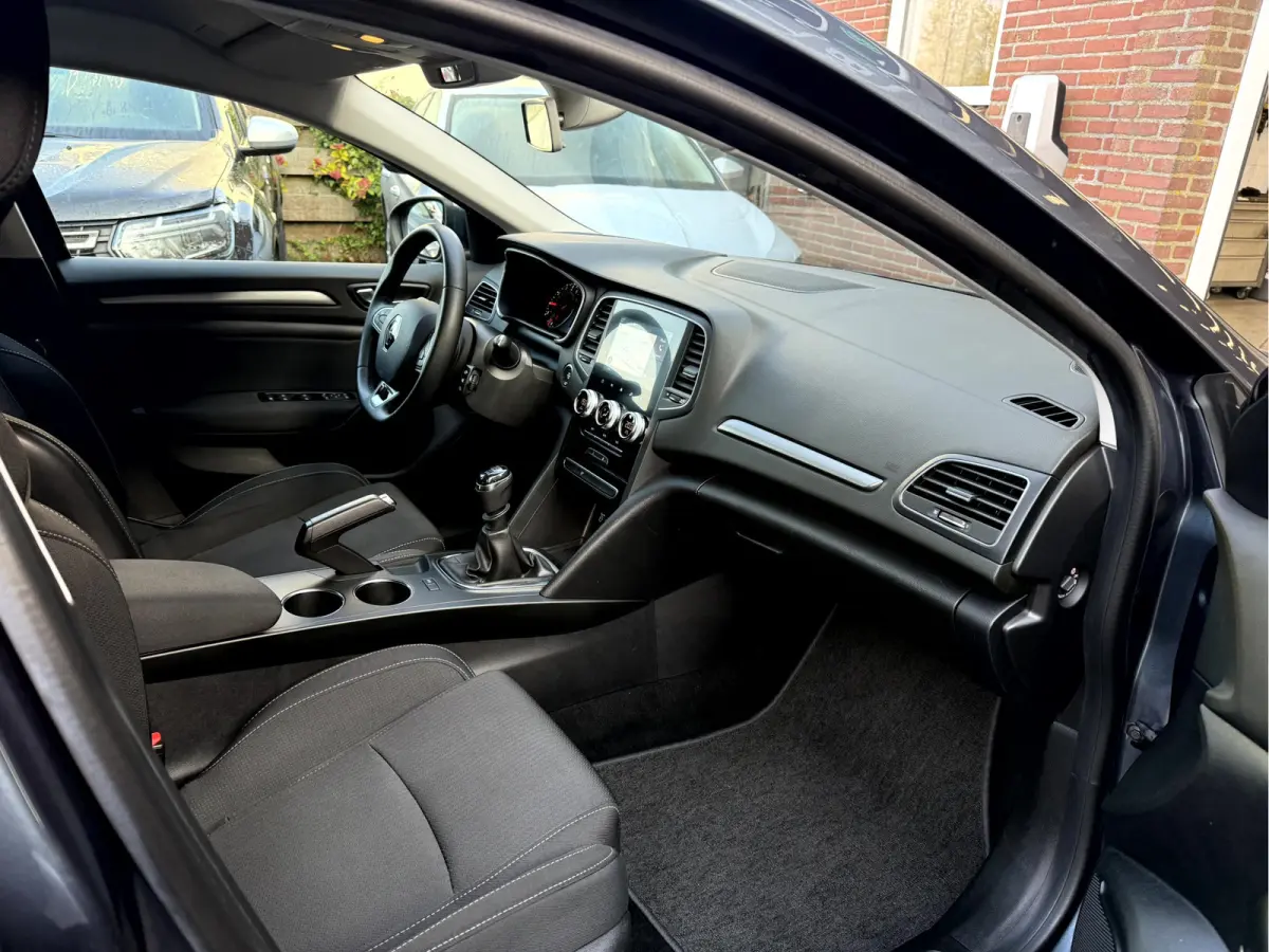 1.3 TCe 140pk Business NL. Auto, Camera, App Connect,