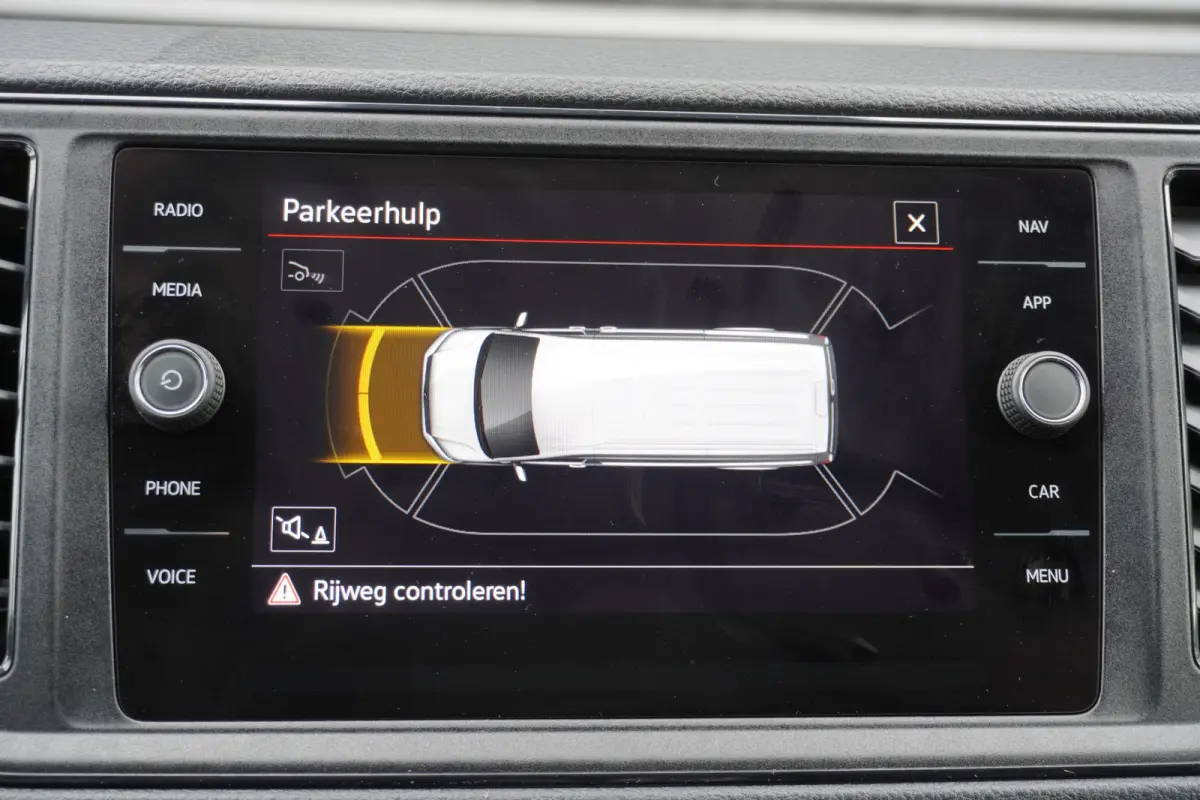 140pk Automaat L3H2/L2H1 Navigatie Standkachel Apple Carplay Trekhaak Camera Parkeersensoren Stoelverwarming Cruise control