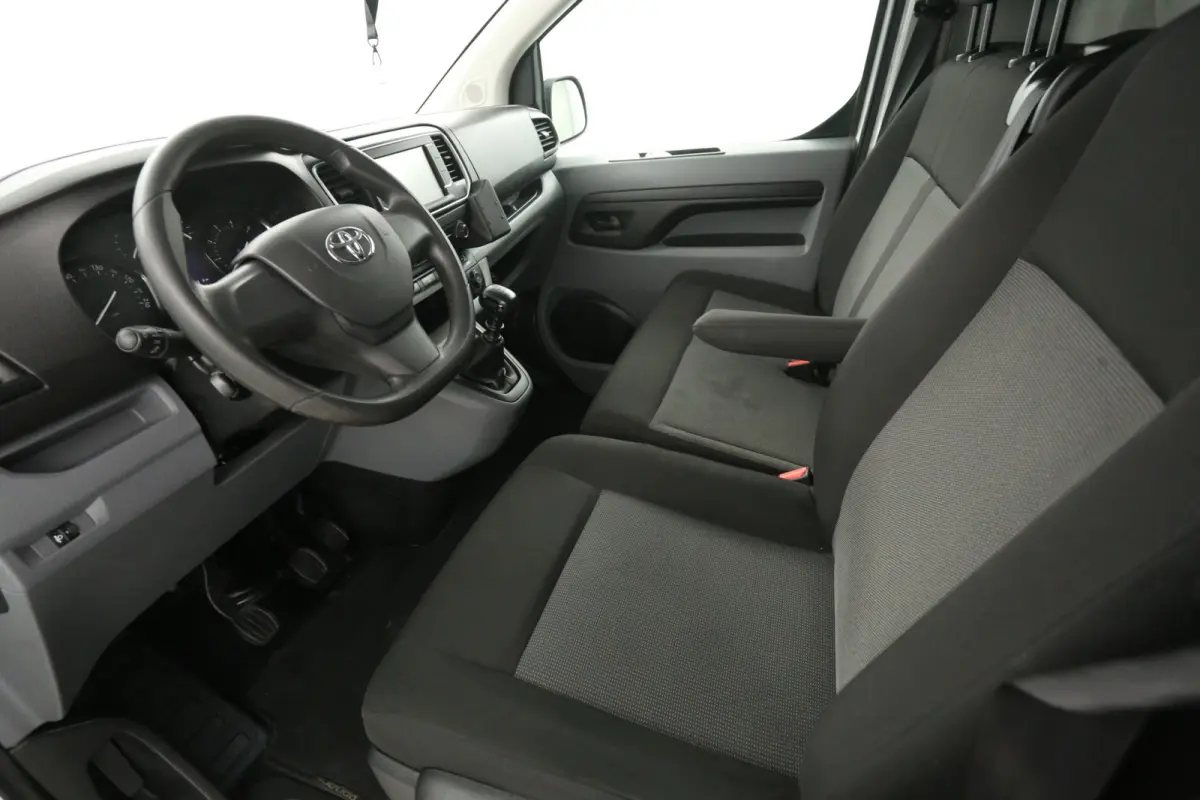 2.0 D-4D 145PK L2H1 | Airco | Cruise | Carplay | 3 Zits | Parkeersens.