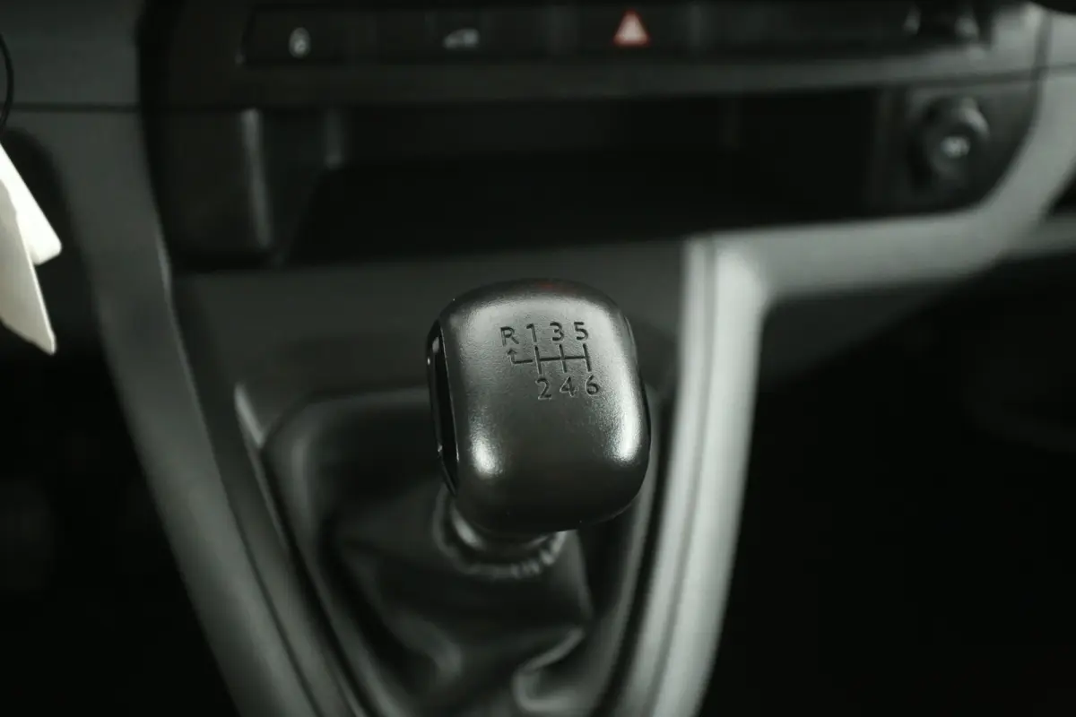 2.0 D-4D 145PK L2H1 | Airco | Cruise | Carplay | 3 Zits | Parkeersens.