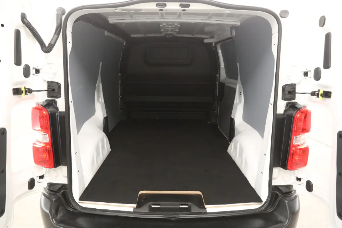 2.0 D-4D 145PK L2H1 | Airco | Cruise | Carplay | 3 Zits | Parkeersens.