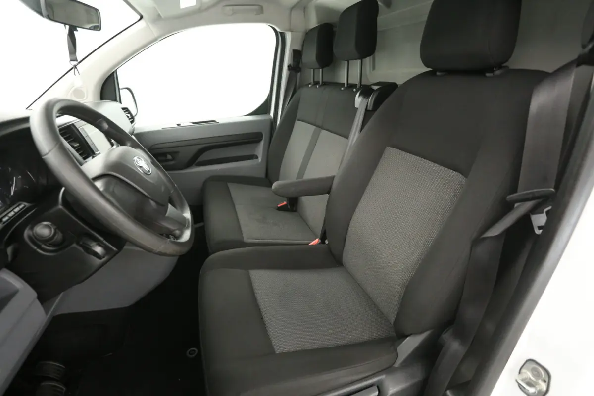 2.0 D-4D 145PK L2H1 | Airco | Cruise | Carplay | 3 Zits | Parkeersens.