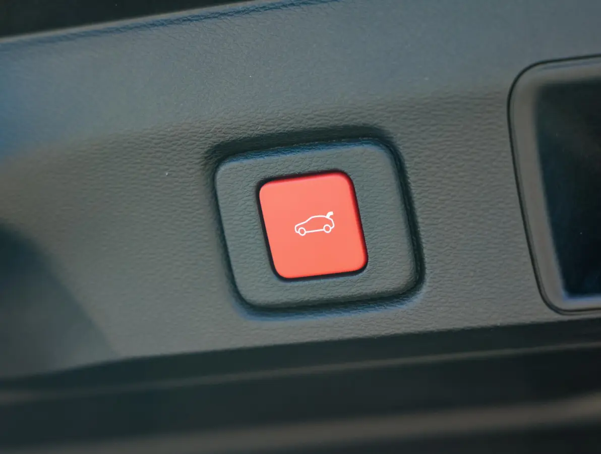 1.6 e-Hybrid Plug-In First Edition FOCAL Hi-Fi | Stoelkoeling/verwarming | Hands-Free achterklep | Panoramisch Schuifdak
