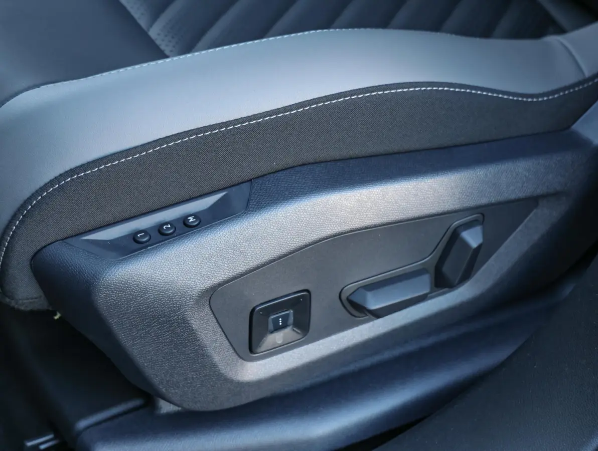 1.6 e-Hybrid Plug-In First Edition FOCAL Hi-Fi | Stoelkoeling/verwarming | Hands-Free achterklep | Panoramisch Schuifdak