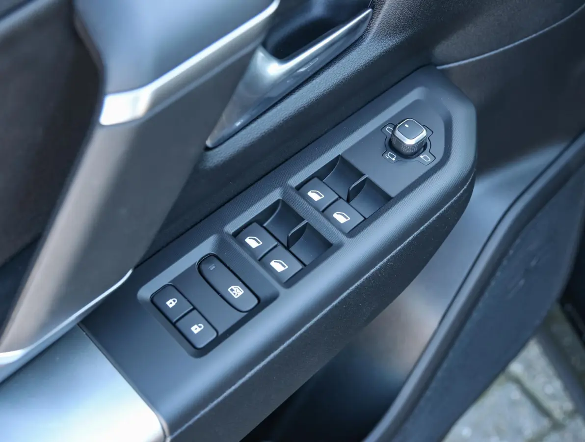 1.6 e-Hybrid Plug-In First Edition FOCAL Hi-Fi | Stoelkoeling/verwarming | Hands-Free achterklep | Panoramisch Schuifdak