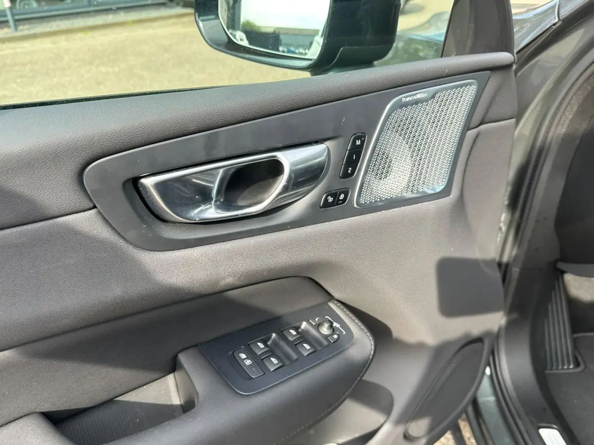 2.0 T8 AWD Plug-in hybrid Ultra Dark VAN: 62.900,- VOOR: 59.877,- UW HERFSTVOORDEEL: 3.023,- EURO | FABR. garantie t/m 02-2028 | MEGA VOL! | LUCHTVERING | STOEL VERKOELING|VENTILATIE | B&W A
